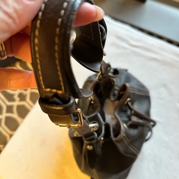 Dooney & Bourke leather brown bucket bag. Pre-loved - Picture 8 of 12